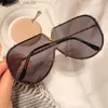 2022 New Fashion One Piece Shield Occhiali da sole per donna Vintage Oversize P Occhiali da sole Uomo Uv400 Hip Hop Punk Eyewear Nero L230523