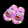 Светодиодные светодиодные детские тапочки мальчик мультфильм мигает легкие тапочки, девочка, детская светящаяся световая обувь Летняя тапочка 230530