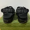 Damessandaal uit 2023 met kristallen 6934 Rozebeige mesh-logo aan de achterkant Antislip rubberen zool geïnspireerd door de sportwereld Designer sandalen Platte sandalen