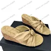 Zapatillas de tacón bajo para mujer Hebilla redonda Correa cruzada Sandalias Plataforma de cuña Tacones Slingbacks Zapatos de vestir Piel de cordero Textura acolchada Diapositivas Hardware Matelasse Mulas