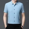 남성용 캐주얼 셔츠 남성 슬림 한 수직 줄무늬 짧은 슬리브 셔츠 사업 여가를위한 보라색 밝은 녹색 파란색 턴 다운