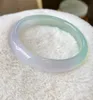 Bracelet en jadéite de glace blanche unique en son genre avec des couleurs froides et des tons clairs. Pas de fissures