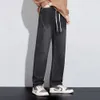 黒のジーンズワイドパンツデニムズボンのためのゆるいフィットストレートカットファッションポケットパッチウォックドローストリングマン衣類kpop