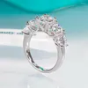 Anelli a grappolo QINHUAN Est Anello con diamante ad alto contenuto di carbonio S925 Argento sterling placcato platino Gioielleria raffinata di lusso per le donne Festa di nozze