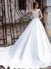 2024 Nowy przylot sukienki A-Line Wedding Boat Neck Crystal Sash Satyna Kobiety Suknie ślubne Małże Court Train Made Vestidos de novia Mariage