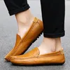 Klädskor 2023 män äkta läder casual varumärke loafers moccasins andas slip på svart körskor chaussure homme 231130