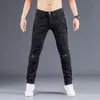 Svart rippade män med tryckfärgad smal passform stretch lapptäcke orolig hiphop pants man cyklist jeans streetwear homme