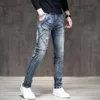 Slim Skinny Men Stretch Blue Patchwork Camo Print Streetwear Moto Biker Jeans Hip Hop Denim Pants randig kvalitet