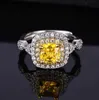 Symulowany żółty diamentowy pierścionek zaręczynowy w kształcie poduszki Wyjęty PT950 Platinum Fat Square Yellow Diamond Otwarcie Women039S R2696147