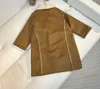 Brand Baby Designer Płaszcz zamszowy materiał dla dzieci Kurtka Rozmiar 100-170 Winter Warm Girl Windbreaker z uroczymi torbami Crossbody Nov25