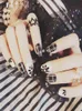 24 Stück Nägel zum Aufdrücken mit Klebeaufkleber, hochwertig, falsch, elegant, schwarz, weiß, Gitter und Blume, oval, kurz, schön 7779636