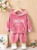 Kledingsets 2-delig HerfstWinter Babymeisje Mode Casual Schattig Roze Rood Capuchon Letterpatroon Zak Kanarie Warm Sport Lange Broek Pak 231201