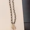 Collier classique de luxe de créateur, pendentif en forme de dés carré avec lettres blanches, chaîne en corde en cuir noir, bijoux en laiton, cadeau d'anniversaire pour sœurs de 18 ans