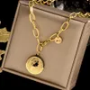 Collana in acciaio inossidabile creativo con nastro in oro 18 carati Donna Uomo Hip Hop Regina Testa Moneta Lettera d'amore Collane con ciondolo Girocolli Catena Je281Z