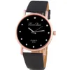 Montres-bracelets Simple Mode Style de bon goût Femmes Diamond Case Leatheroid Bande Cadran rond Quartz Montre-bracelet Horloge Cadeau Drop