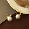 Pendientes de aro para mujer, de latón con chapado en oro de 18K, cuentas de perlas de imitación de cristal redondas, joyería femenina, perno prisionero elegante de estilo femenino