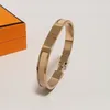 Bracciale rigido di design di alta qualità da 8 mm Bracciale largo in acciaio inossidabile con fibbia in oro Bracciale gioielli di moda per uomini e donne con 230n