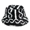 Szerokie brzegowe czapki luksusowe zimowe wakacje na świeżym powietrzu fisherman kapelusz kobiety puloothan panamathickened Soft, ciepła czapka rybacka Faux Fur Rabbit 231130
