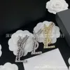 Diseñador de joyas Yslies Broch Pins Carta Pon de cofre y letra de mujeres Pons versátiles de viento simple para mujeres Accesorios de cofre de traje de moda