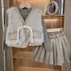 Set di abbigliamento Eleganza Inverno Bambino Cappotto di pelliccia artificiale Giacca calda e spessa Maglione Gonna a pieghe in pelle 3 pezzi Abiti in cotone Capispalla per ragazze