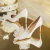 Sapatos de vestido tamanho pequeno 33-41 elegante pérola couro branco casamento noiva primavera verão 2023 raso salto alto bombas mulheres modelo de escritório