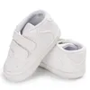 Atlético ao ar livre branco moda bebê sapatos casuais para meninos e meninas fundo macio batismo tênis calouros conforto primeiro walkshoes 231201