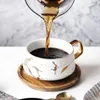 Bottiglie d'acqua Tazze da caffè in ceramica di marmo nordico di lusso Tazze condensate Caffè Tè colazione Tazze da latte Piattino Completo con piatto Cucchiaio Set Ins 231130