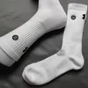 Calcetín para hombres Medias de baloncesto Calcetín de algodón de lujo Diseñador clásico Calcetines para hombres Cómodo deporte antideslizante Espesar alta calidad Tendencia popular