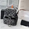 23B Oil Wax Lederen Mini Rugzak 18cm Designer Dames Schoudertas Lederen Diamant Hardware Metalen Sluiting Luxe Tote Gematelasseerde Keten Crossbody Portemonnee Sacoche Tassen