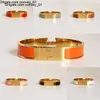 Gioielli di moda da uomo e bracciali da donna Classici Arancione Bracciale rigido dal design di alta qualità in acciaio inossidabile con fibbia in oro