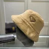 Cappelli di design di marca di lusso Cappelli a secchiello a tesa larga Triangolo invertito di alta qualità P Lettere Cappello di peluche Tendenza per feste di moda Cappelli invernali piatti da spiaggia slim fit