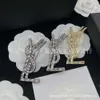 Diseñador de joyas Yslies Broch Pins Carta Pon de cofre y letra de mujeres Pons versátiles de viento simple para mujeres Accesorios de cofre de traje de moda