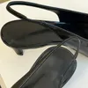 Tacones altos para mujer Punta puntiaguda de metal con zapatos de tacón de gatito Fábrica de diseñador de zapato elegante y elegante de cuero