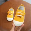 Sneakery dziecięce buty płócienne Buty na zewnątrz miękki Sole Anti Slip Korean Casual Sports Małe białe buty dla chłopców i dziewcząt buty dla dzieci 231201