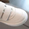 Sapatilhas sapatos de bebê crianças couro branco para meninas crianças meninos esporte flexível único treinadores escola correndo 231201