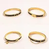 Bracelets de mode entiers femmes bracelet designer lettre chanceuse bijoux faux cuir plaqué or 18 carats bracelet en acier inoxydable femmes290S