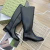 Nya svarta knähöga höga stövlar högkvalitativa platt ridstövlar Paris mode spänne kvinnors lyxdesigner skor 3,5 cm dold häl moto blixtlås trim tossor klänning sko