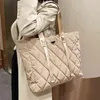 Bolso de hombro de gran capacidad para mujer nuevo bolso de mano de tendencia de compras Beige de invierno bolsos de mano con hilo de rejilla grande 220505276W