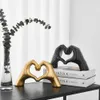 Oggetti decorativi Figurine Nordic Creativo Gesto del cuore Scultura in resina Mano astratta Amore Statua Figurine Soggiorno Decorazione del desktop 231130