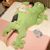 Poupées en peluche Big Green Frog Real Life Toy Simulation Grenouilles couchées en peluche doux dessin animé animal oreiller anniversaire cadeau de Noël pour les enfants 231201
