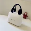 Borse per cosmetici di marca C Custodia per trucco bianca invernale per borse per ragazza con cerniera Borsa a mano Borsa a nuvola Grande capacità Stock di alta qualità Regalo di Natale 22 cm