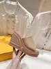 2024 Sandalo Women Tacchi a cuneo Baguette in pelle imbottita Baguette Natural Fashion Platform Platform Wedge Sandal Luxury Wedges Sandals Bianco Black Nude 35-40box