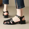 Sandálias confortáveis mulheres sapatos de verão 2023 couro genuíno baixo salto gladiador flip flops feminino marca designer chinelo recortes