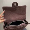 Klassisk 23 nya mocka kvinnor axelväska franska märke dubbel bokstav designer hög kvalitet crossbody väska mode stor kapacitet diamantgitter kedja handväska