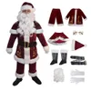 Święty Mikołaj gra rolę białego brodatego dziadka w zestawie świątecznym Cosplay Cosplay Cosplay