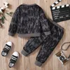 Zestawy odzieży zima maluch dziecięcy bluza bluzy litery Letters Długie rękawy spodnie 2pcs Fall Tracksuit Ubrania 231201