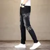 Siyah erkekler yırtık hip hop streç ince fit baskı patchwork denim pantolon sokak kıyafetleri yok edilmiş yıpranmış moto ve biker kot pantolon