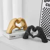 Oggetti decorativi Figurine Nordic Creativo Gesto del cuore Scultura in resina Mano astratta Amore Statua Figurine Soggiorno Decorazione del desktop 231130