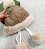 Cappello paraorecchie con palla di pelo stile coreano Cappello femminile autunno ispessimento termico e antivento Cofano in peluche da viaggio all'aperto Ciclismo freddo