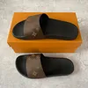 Sandálias de desenhista Mule Waterfront Slipper Homens Mulheres Slide Sandálias Praia Chinelos Verão Largo Plano Escorregadio Grosso Moda Chinelo de Borracha Homens Flip Flops Sapatos Pretos